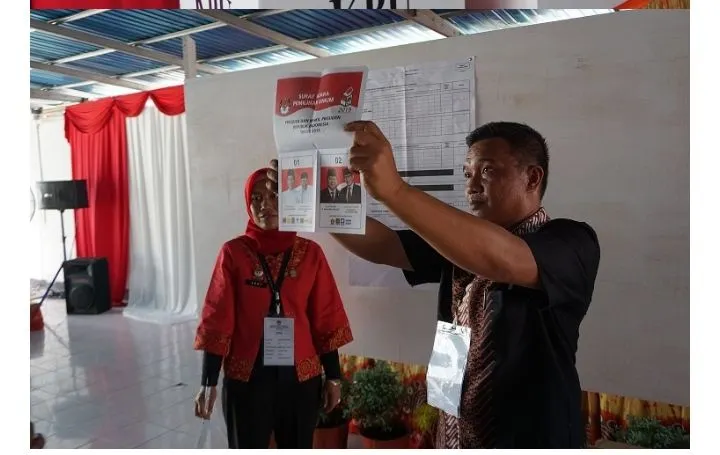 Melansir dari laman kalbar.kpu.go.id diketahui bahwa gaji petugas PPK hingga KPPS Pemilu 2024 mengalami kenaikan.