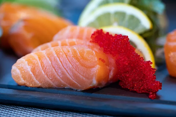 Ilustrasi manfaat makan ikan salmon bagi kecantikan kulit.