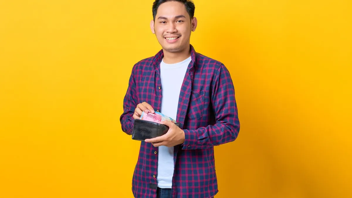 Mulai hari ini Selasa 9 Januari 2024 akan ada tiga bansos yang dicairkan oleh pemerintah melalui bank Himbara maupun PT. Pos Indonesia.