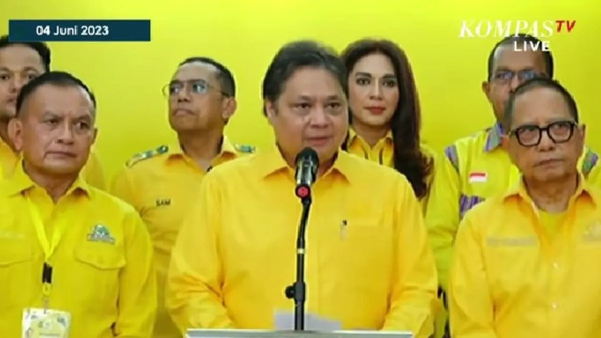 Airlangga Hartarto Ketum Partai Golkar (tengah)