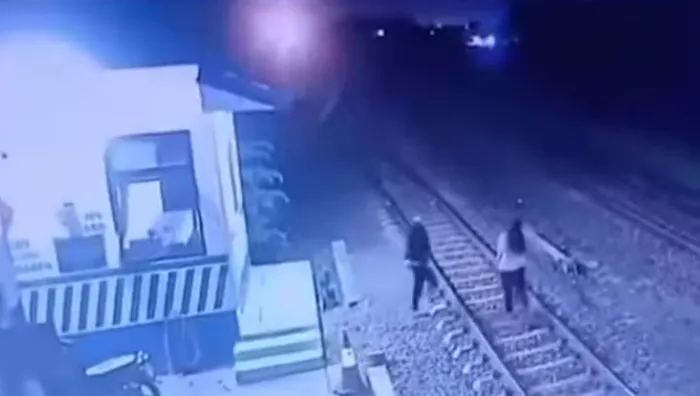 Aksi Heroik Petugas Jaga Lintasan Kereta Api yang Cegah Upaya Bunuh Diri.
