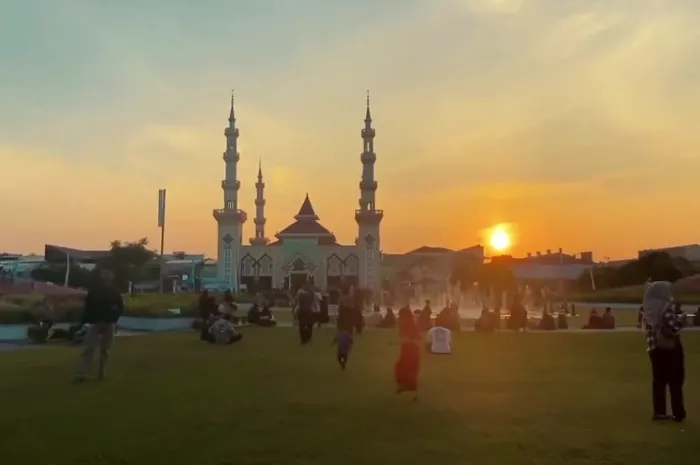 Pemandangan di Alun-Alun Kota Tegal saat sore hari | Kota dengan luas wilayah yang sempit dan masuk dalam kategori terkecil memiliki tantangan dan juga permasalahan tersendiri bagi pemkot.