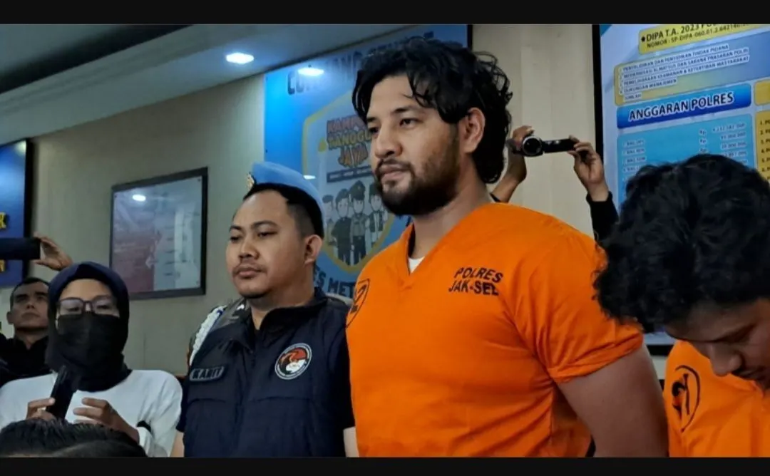 Kabar terbaru menyebutkan jika kini Ammar Zoni kembali ditangkap pihak kepolisian atas kasus dugaan penyalahgunaan narkoba.