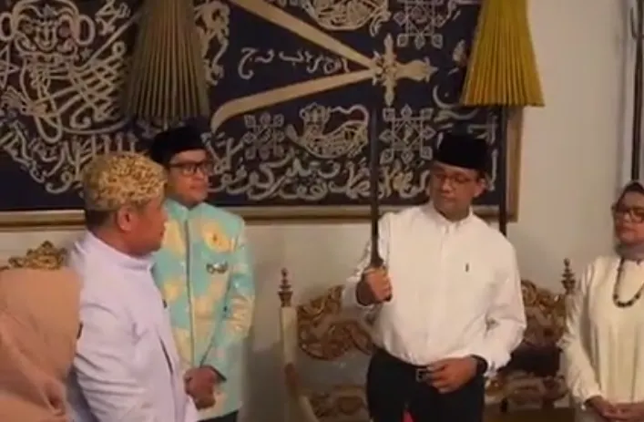 Saat berada di Keraton Kasepuhan Cirebon, Anies Baswedan mendapat kesempatan untuk menggenggam keris milik Sunan Gunung Jati.