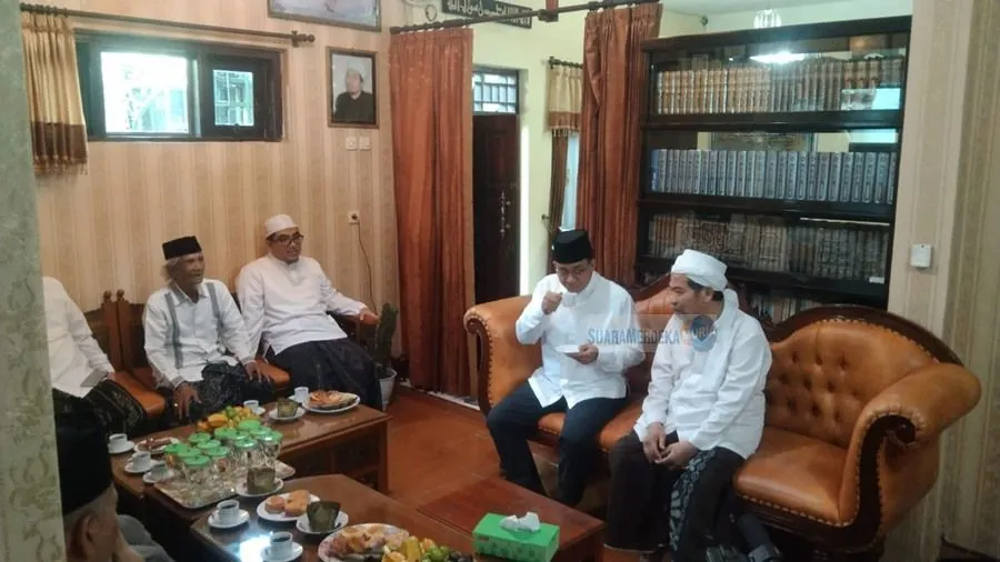 Bakal calon presiden (capres) dari Koalisi Perubahan, Anies Baswedan, menyambangi Kompleks Pondok Pesantren Al Anwar, Karangmangu, Kecamatan Sarang, Kabupaten Rembang, Jawa Tengah, pada Minggu, 1 Oktober 2023.