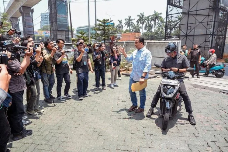 Anies Baswedan menyapa wartawan sambil membawa berkas ke Baintelkam Polri 