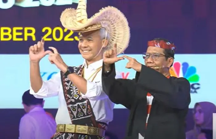 Baju adat yang digunakan oleh pasangan capres dan cawapres nomor urut 3 pada debat perdana cawapres memiliki makna tersendiri.