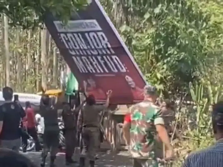 PDIP mengalami kejadian tidak mengenakkan lantaran baliho capres Ganjar Pranowo dan cawapres Mahfud MD dicopot oleh petugas Satpol PP.