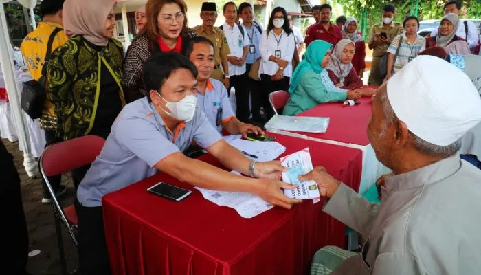 Para KPM yang memiliki KTP dan KK di kategori ini sebentar lagi akan mendapatkan 3 bansos tambahan sekaligus di awal Ramadhan 2024.