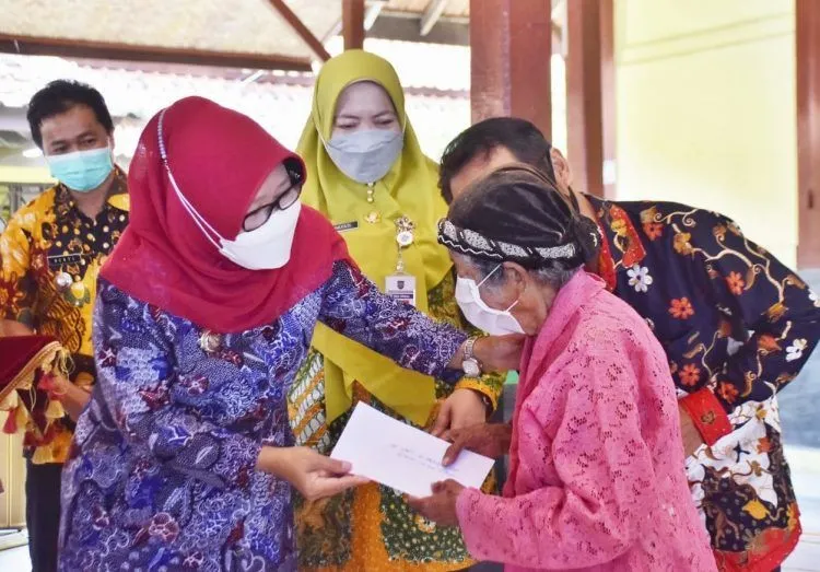 Pemerintah kembali menyalurkan bansos untuk kategori kesejahteraan sosial bagi KPM khusus lansia berumur 60 tahun ke atas mulai bulan Februari 2024.