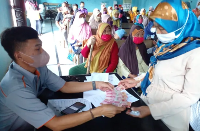 Secara berkala, pemerintah akan menyalurkan bantuan tunai tersebut kepada penerima dengan nominal Rp 300.000 setiap bulan.