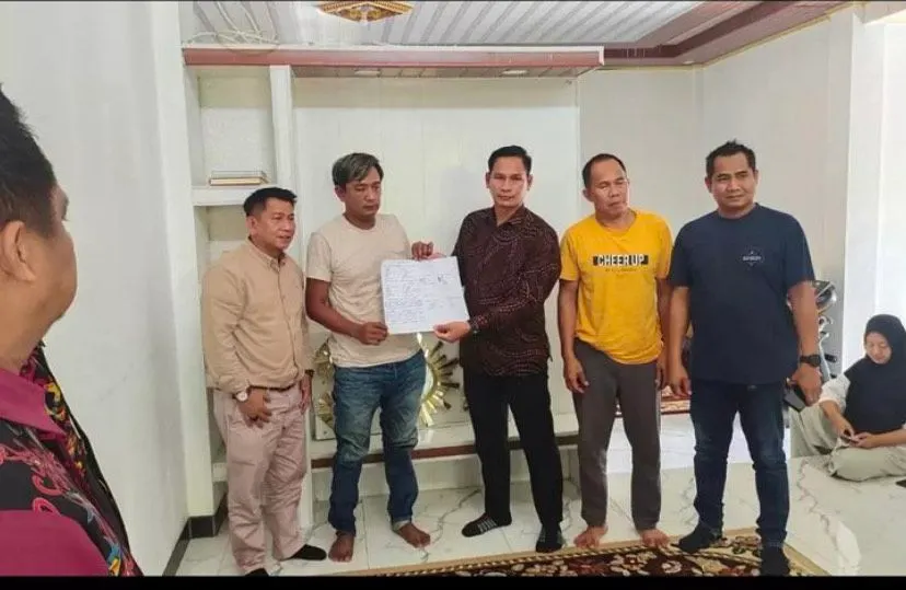 Baru-baru ini tengah viral video ajudan Bupati Kutai Barat FX Yapan yang menendang sopir truk Crude Palm Oil (CPO).