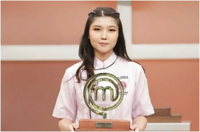 Potret Cantik Belinda Memegang Piagam Juara MasterChef Indonesia Season 11