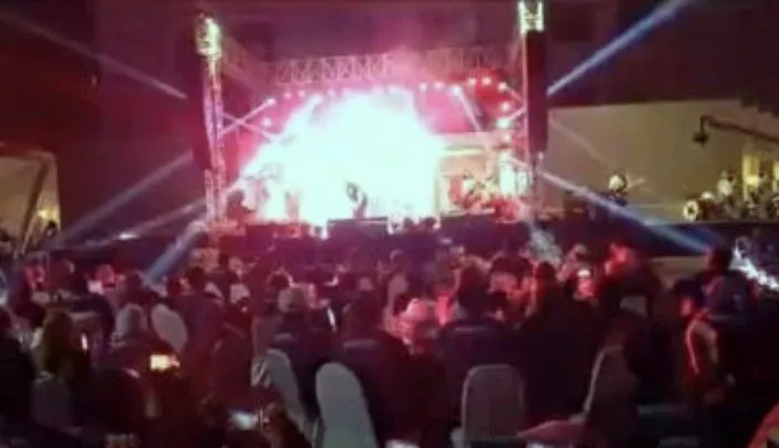 Viral video memperlihatkan sebuah acara yang diduga merupakan konser dari band Kotak yang rupanya digelar di malam hari, di halaman RSUD, Kabupaten Pasuruan.