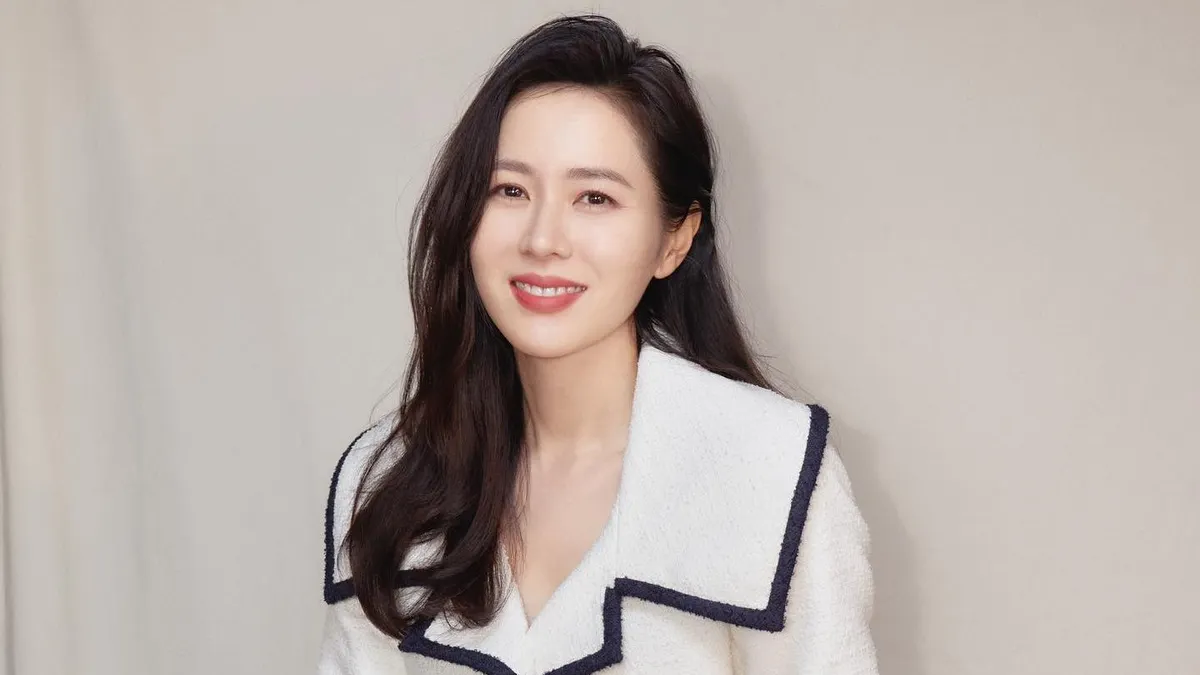 Di balik kecantikannya yang tak pudar seiring bertambahnya usia, ternyata Son Ye Jin memiliki cara khusus untuk tetap awet muda.