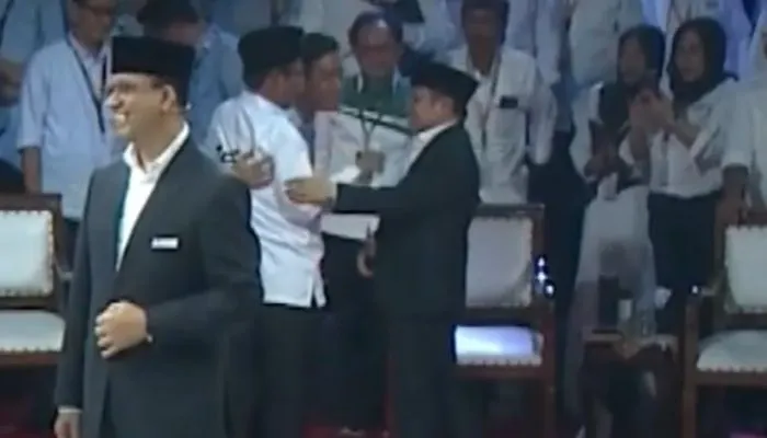 Melihat para cawapres saling ngobrol di belakang usai debat, tentu membuat para publik heran, apa yang dibicarakan mereka?