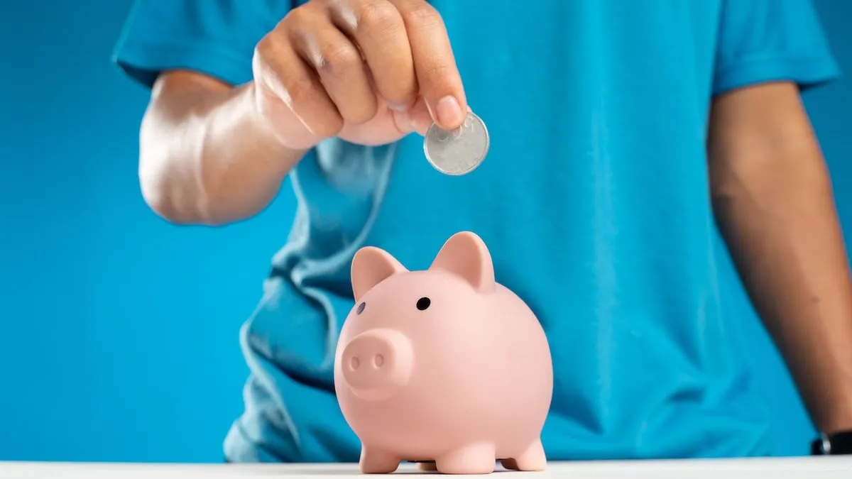 Cek yuk, tips hidup hemat untuk mahasiswa yang merantau, agar kamu mampu mengatur keuangan dan gaya hidup yang tidak terlalu boros.