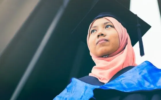Ilustrasi perguruan tinggi dengan lulusan cepat dapat kerja.