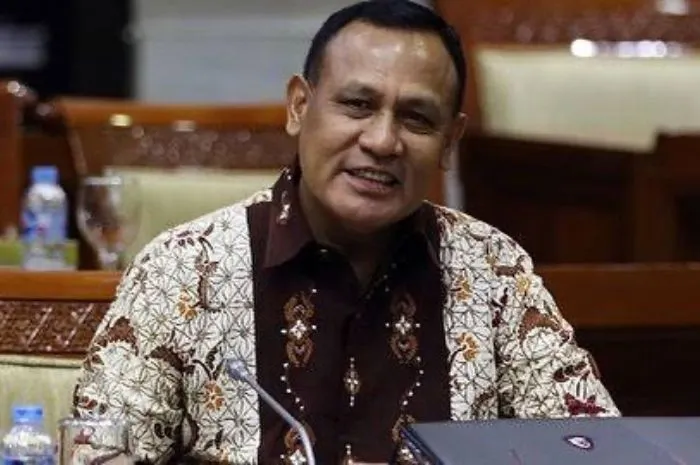 Hadir lebih awal dari jadwal yang telah ditentukan, Firli Bahuri menjalani pemeriksaan di lantai enam ruang pemeriksaan Dit Tipidkor.