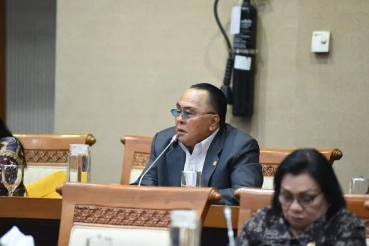 Ismail Thomas anggota Komisi I DPR dari fraksi PDIP, ditetapkan oleh Kejaksaan Agung sebagai tersangka dalam kasus dugaan pemalsuan dokumen.