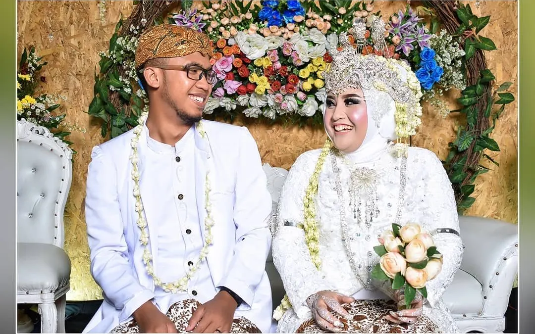 Dalam profil dan biodata singkat sosok Julian Dwi Setiono, ternyata ia memiliki seorang istri bernama Santika Fujasari.