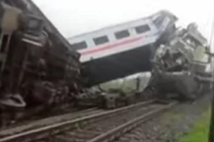Kecelakaan kereta api Turangga vs kereta api lokal Bandung