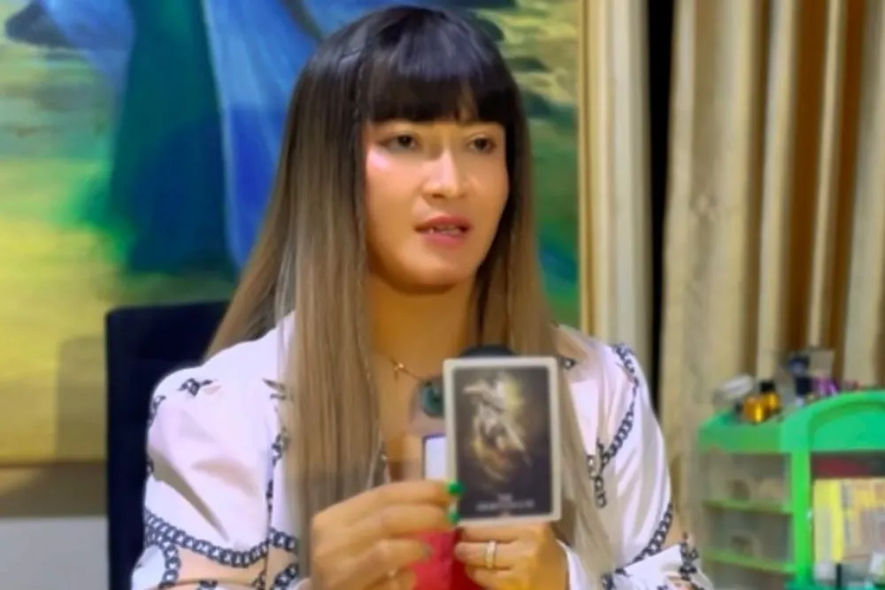 Sebut Arwah Mirna Salihin Minta Keadilan, Ahli Tarot Yakin Kasus Jessica Wongso akan Segera Terbongkar (Tangkapan Layar YouTube Diary Velline Ratu Ayu)