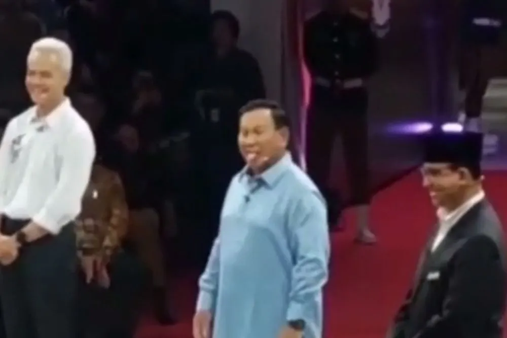 Prabowo Subianto Menjulurkan Lidah saat Debat Capres Perdana