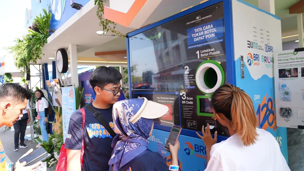 Di acara HUT ke-128 BRI, terdapat pula Reverse Vending Machine yang bertujuan untuk mendapatkan nilai ekonomis dari sampah botol plastik.