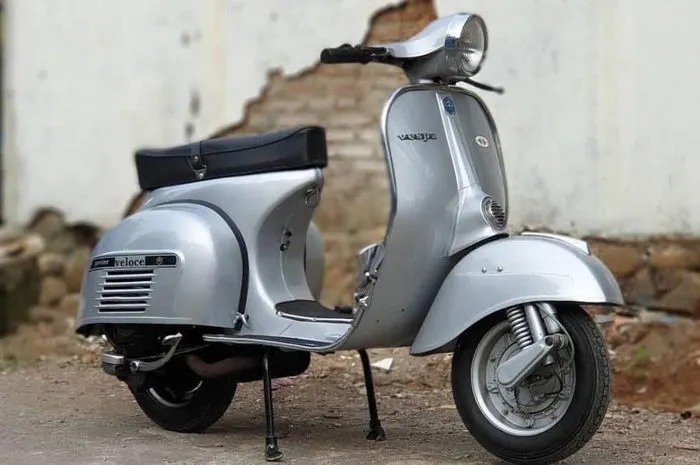 Dikenal dengan gaya ikoniknya, Vespa Sprint telah menjadi favorit penggemar Vespa sejak diluncurkan pertama kali pada tahun 1965.