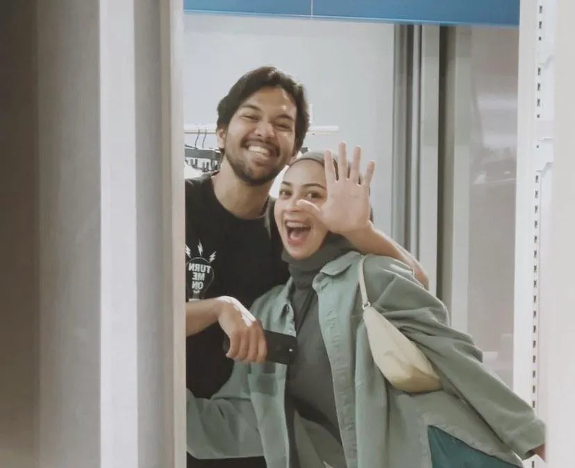 Elmer Syaherman dengan Ira Nandha. Perselingkuhan Elmer Syaherman dengan pramugari Bella Damaika ini dibongkar oleh istri sah, Ira Nandha yang merupakan seorang influencer.
