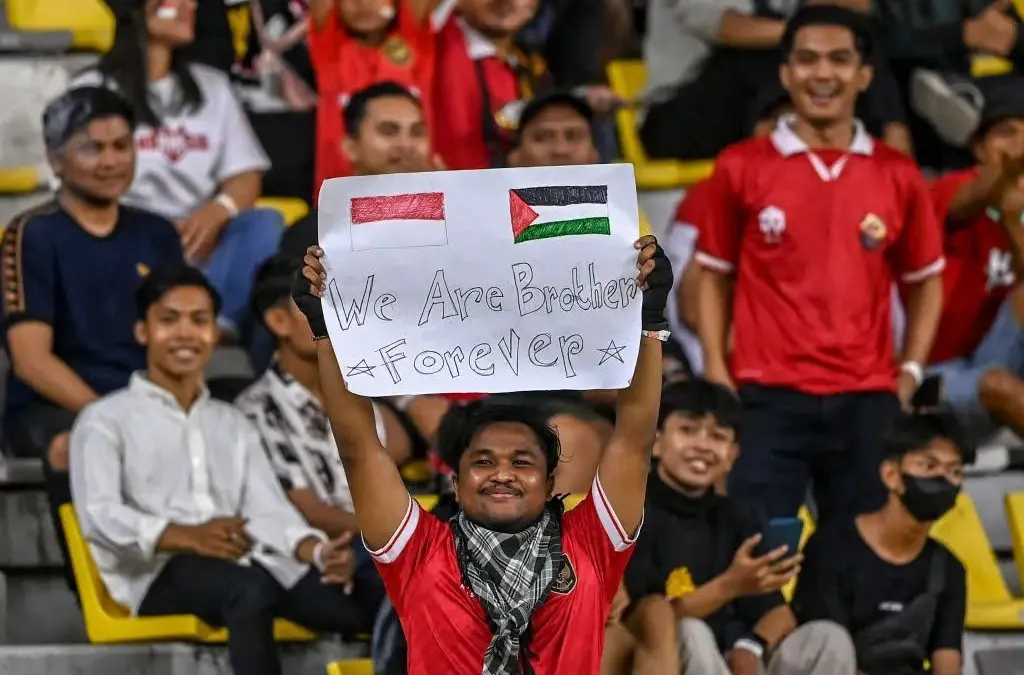 Erick Thohir baru-baru ini mengambil langkah berani untuk memperjuangkan hak pengibaran bendera Palestina dalam kompetisi FIFA.