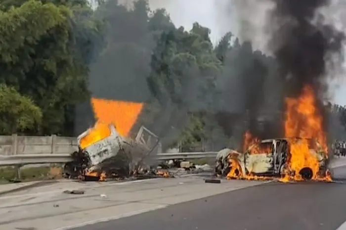Kecelakaan beruntun di Tol Jakarta-cikampek terjadi pada Senin 8 April 2024
