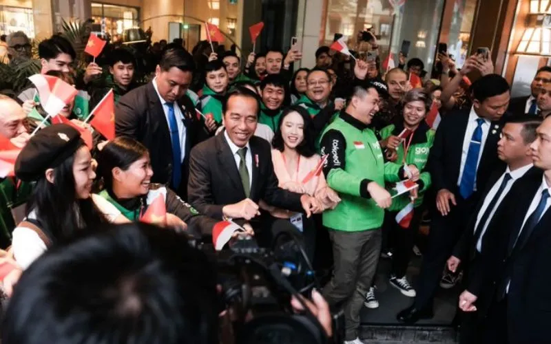 Beredar sebuah video yang menunjukkan Presiden Joko Widodo (Jokowi) joget bersama para mitra ojol di vietnam.