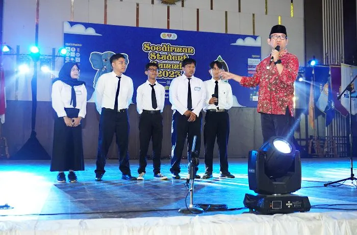 Bupati Banyumas Ir. Achmad Husein saat menghadiri Soedirman Student Summit (S3) yang diselenggarakan oleh Badan Eksekutif Mahasiswa (BEM) Universitas Jenderal Soedirman (Unsoed).