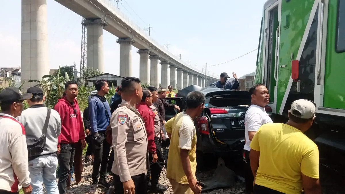 Kereta Feeder Whoosh Tabrak Mobil Sigra di Bandung Barat