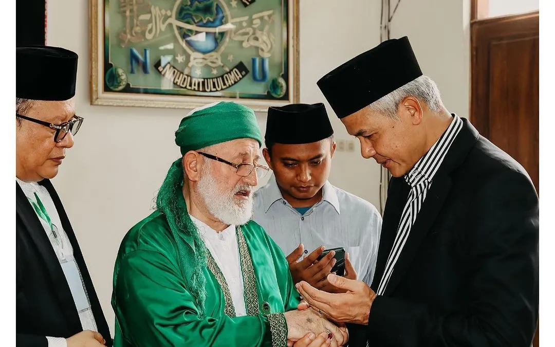 Ganjar Pranwowo dapat amalan khusus dari Syekh Muhammad Fadhil Jailani, yang merupakan cucu ke-25 dari Syekh Abdul Qadir Jailani yang dikenal sebagai sufi masyhur serta Sulthanul Auliya&rsquo;