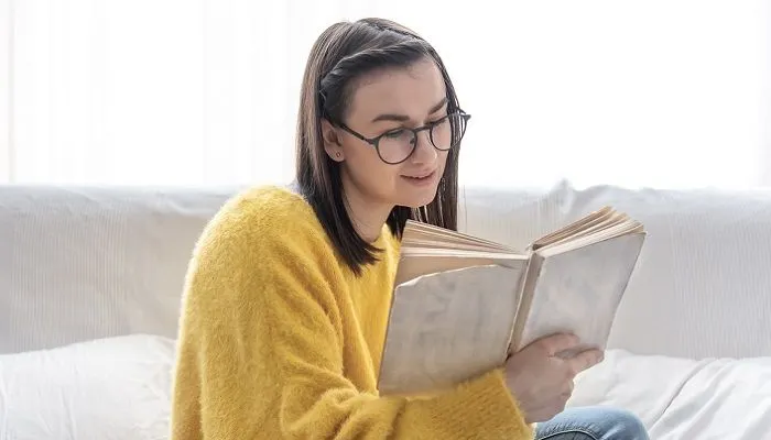 Illustrasi. Cara Ungkap Kepribadian Berdasarkan Gaya Membaca Buku, Kamu Tipe yang Mana Nih?