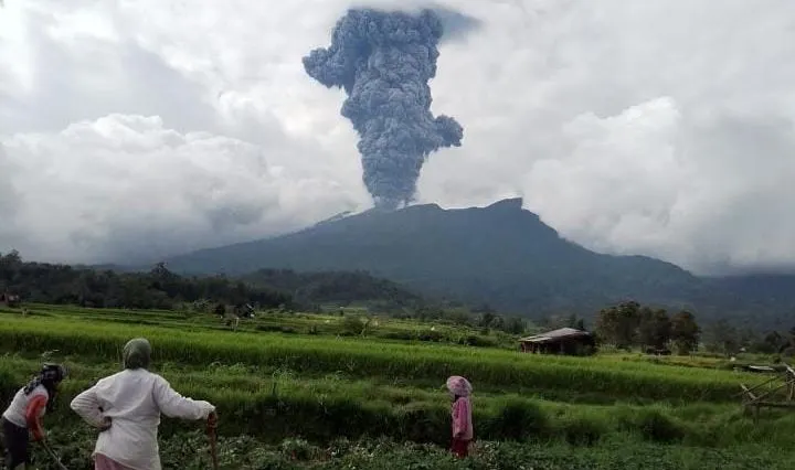 Gunung Marapi di Agam, Sumatera Barat (Sumbar), mengalami Erupsi pada Minggu, 3 Desember 2023 pukul 14.54 WIB.