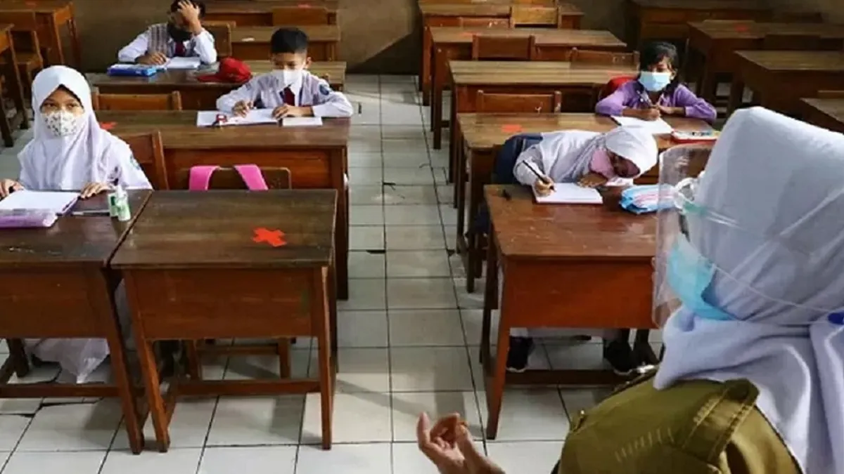 Meski gaji guru honorer di Indonesia masih tergolong minim, maka sebagai guru harus cerdas mengelola keuangan dengan baik.