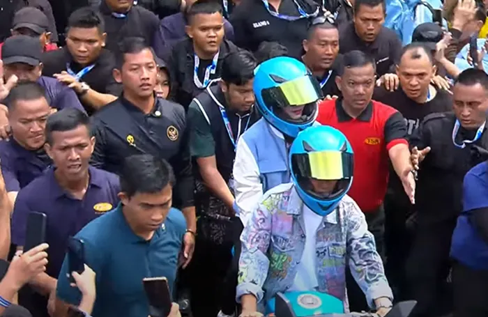 Hadir Kampanye Akbar di GBK Jakarta, Gibran dan Selvi Ananda Menggunakan Motor Listrik Ini