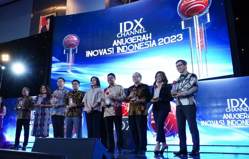 Direktur Utama bank bjb syariah Adang A. Kunandar berfoto bersama para CEO penerima penghargaan di IDX Anugerah Inovasi Indonesia 2023
