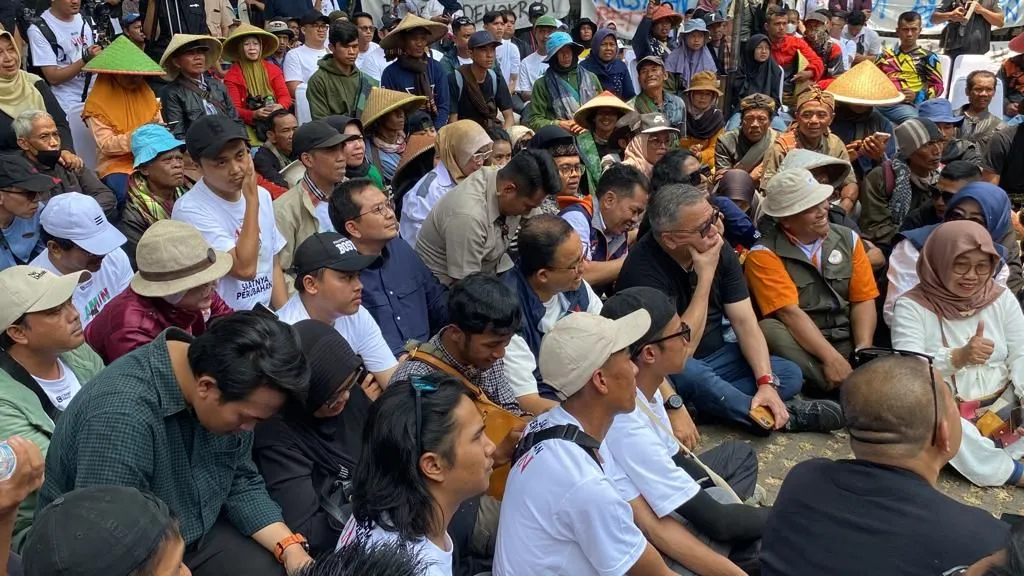  Anies Baswedan beserta relawan duduk lesehan di halaman Gedung Indonesia Menggugat karena akses pintu Gedung dikunci pada Minggu, 8 Oktober 2023.