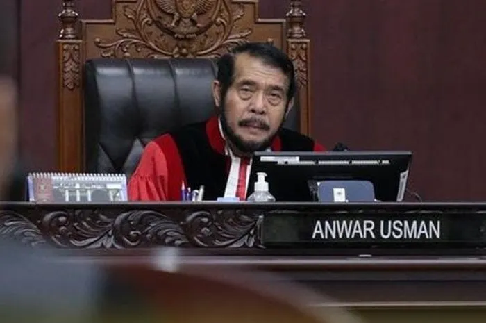 Ketua Mahkamah Konstitusi (MK) Anwar Usman menerima gaji pokok sebesar Rp5,04 juta per bulan. Belum termasuk tunjangan.