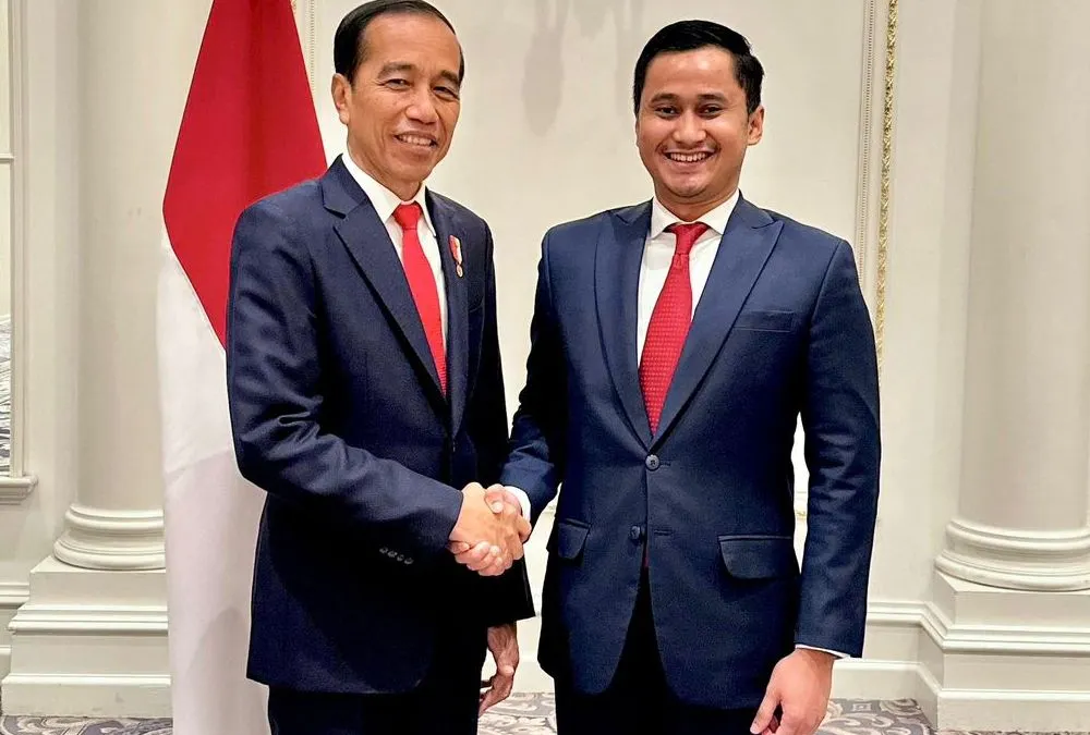 Presiden Indonesia Joko Widodo dan Ketua Umum BPD HIPMI Jaya Sona Maesana berfoto bersama sesaat setelah berdiskusi membahas perekonomian dalam negeri di Hotel Waldorf Astoria, Washington, AS pada Senin 13 November 2023.