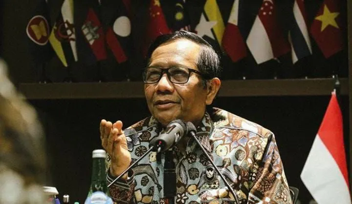 Calon wakil presiden nomor urut 3, Mahfud MD, memberikan reaksi kocak ketika ditanya keputusan KPU yang menghapus debat khusus cawapres.