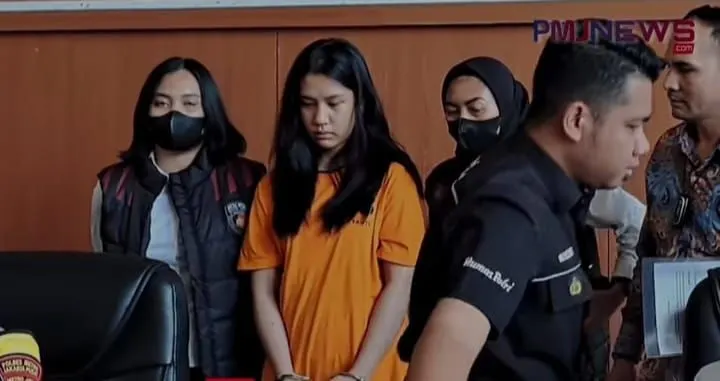 Nama Ghisca Debora kini menjadi perbincangan hangat di tengah publik lantaran telah melakukan aksi penipuan penjualan tiket Coldplay.