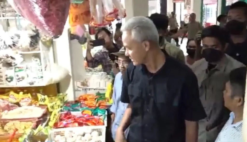 Ganjar Pranowo melakukan blusukan ke Pasar Kranggan Kota Bekasi, Sabtu (16/12/2023). Profil dan Fakta Unik Capres No 3: Ganjar Ternyata Sempat Jualan Bensin