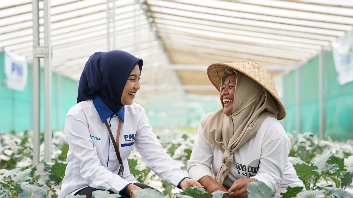 Melalui program PNM Peduli, nasabah Mekaar (Membina Ekonomi Keluarga Sejahtera) mendapatkan edukasi pentingnya pemahaman mengenai produk keuangan dan cara mendapat penghasilan tambahan.