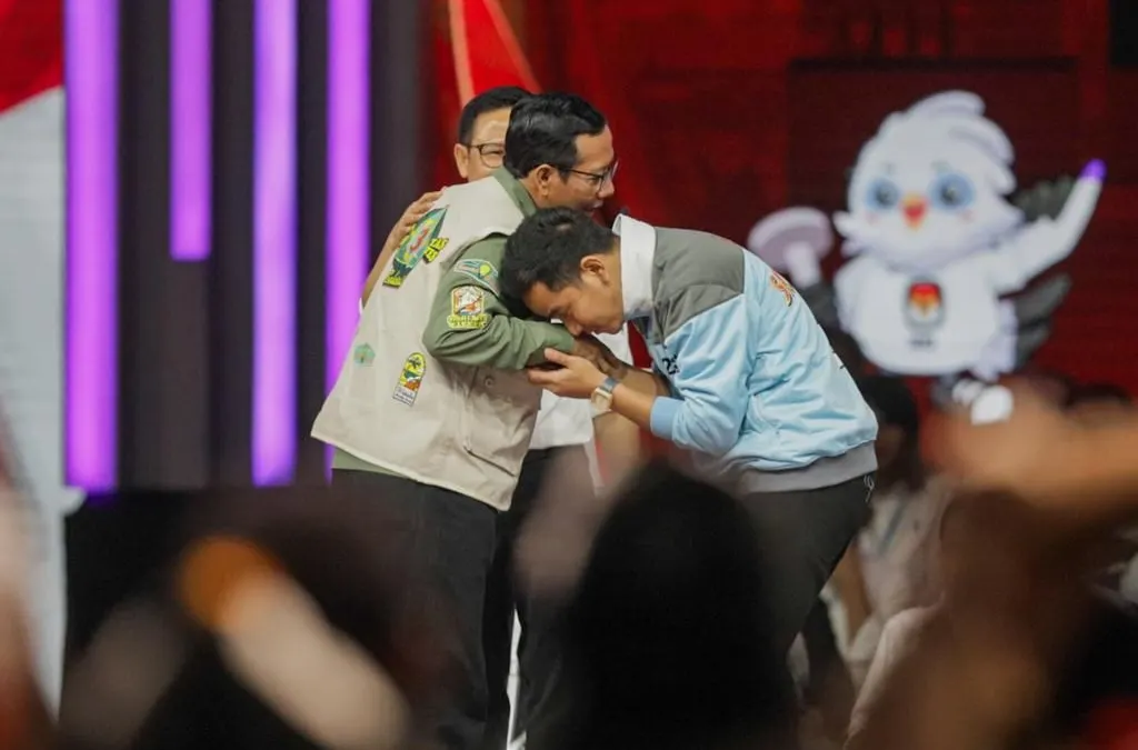 Ray melihat cara Gibran Rakabuming salaman sambil menunduk menunjukkan simbol bahwa putra sulung Presiden Jokowi itu mempunyai sopan santun.